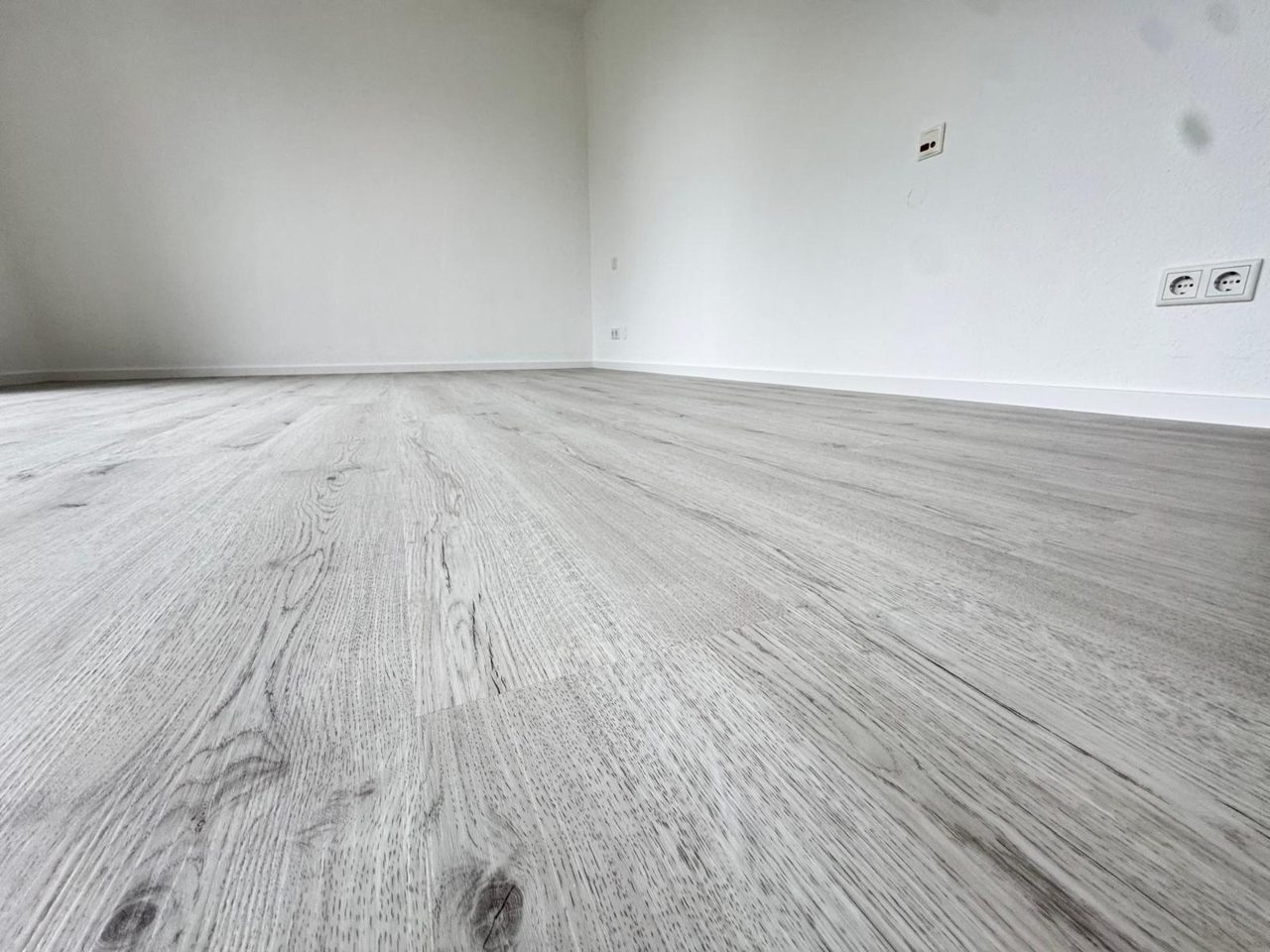 Nahaufnahme Klick-Vinyl mit Holzmaserung – Projekt von Kühn Bodenbeläge